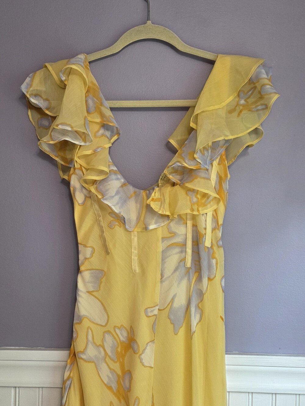 ASOS, frill sleeve maxi dress with fishtail hem in yellow floral print - Picture 4 of 6